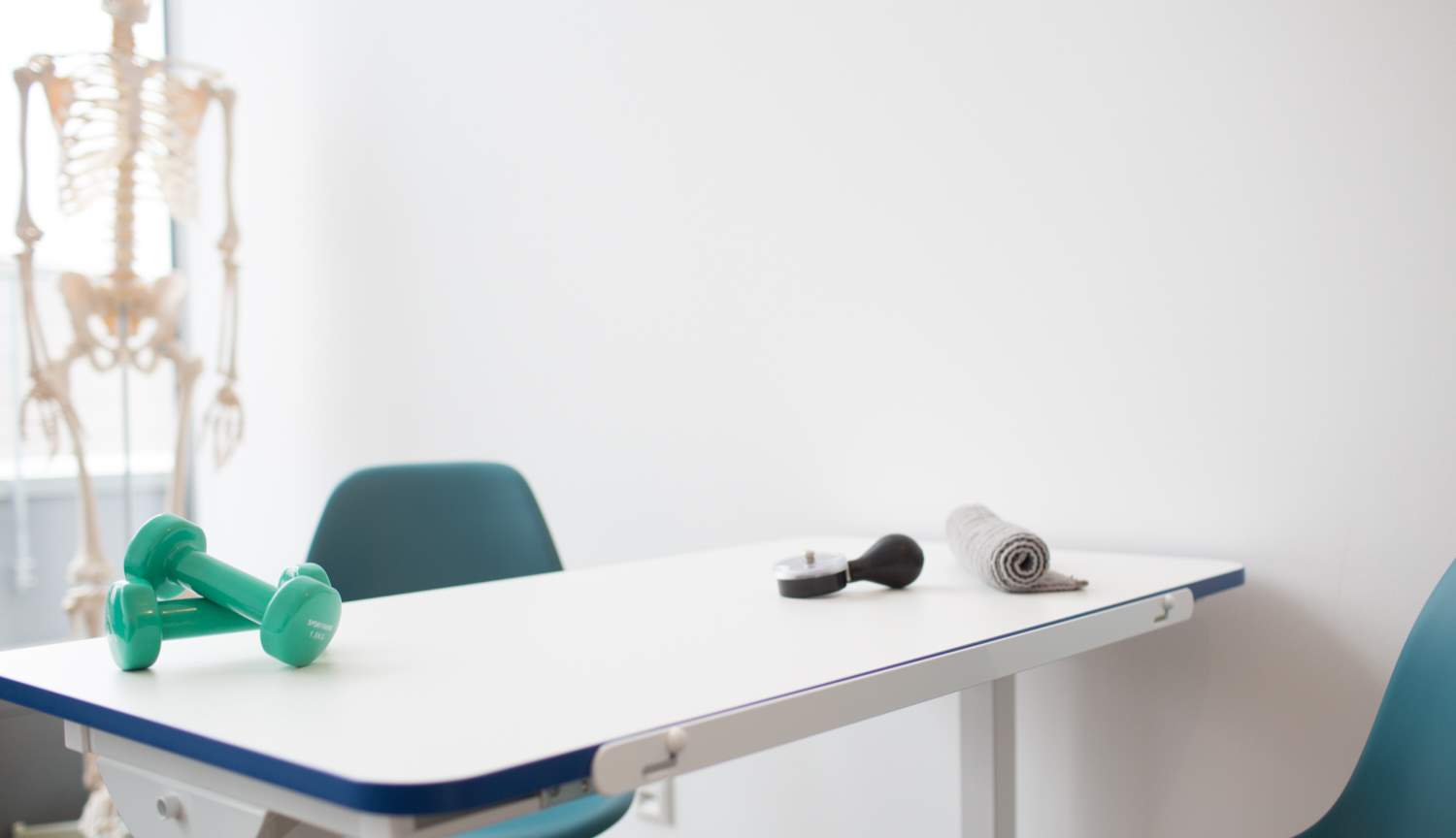 Therapieraum mit Skelett